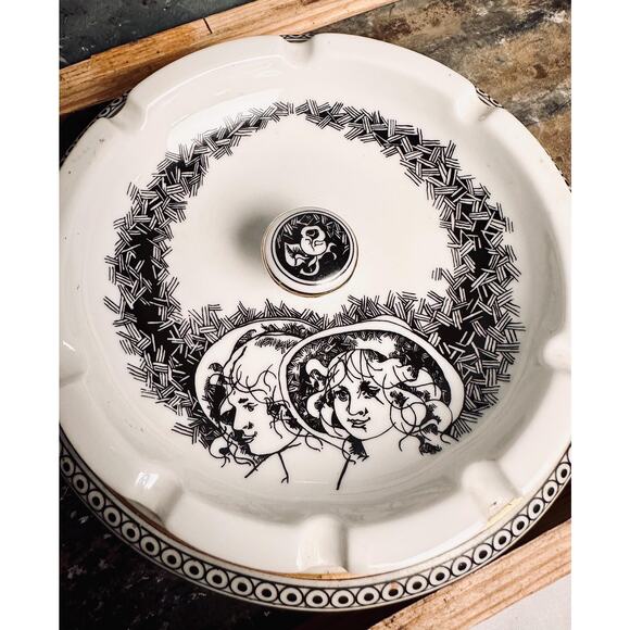 Beautiful HOLLOHAZA Hungary porcelain ashtray Surreal Portraits 6.5” - Picture 4 of 7